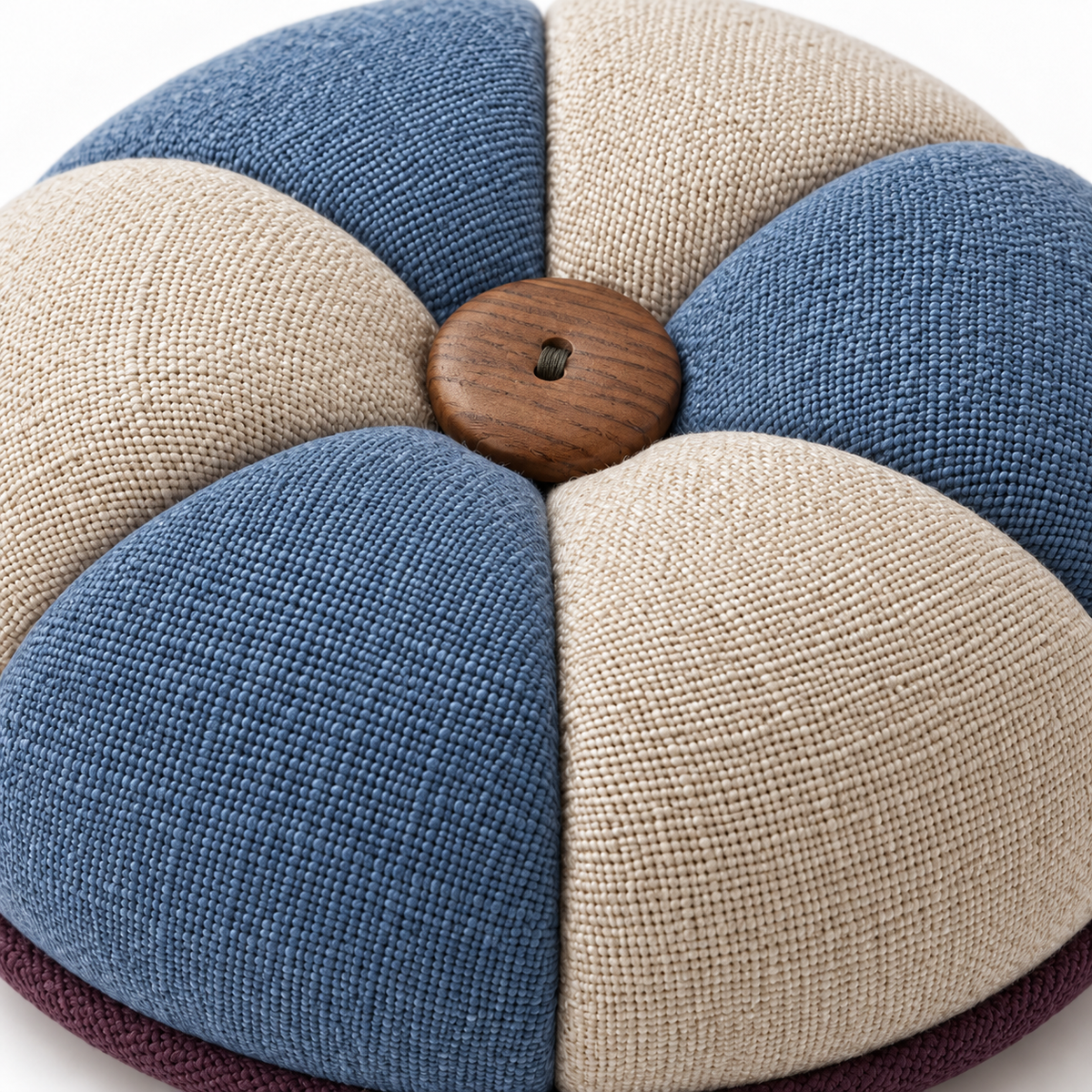 Blauw-beige speldenkussen met houten knoop